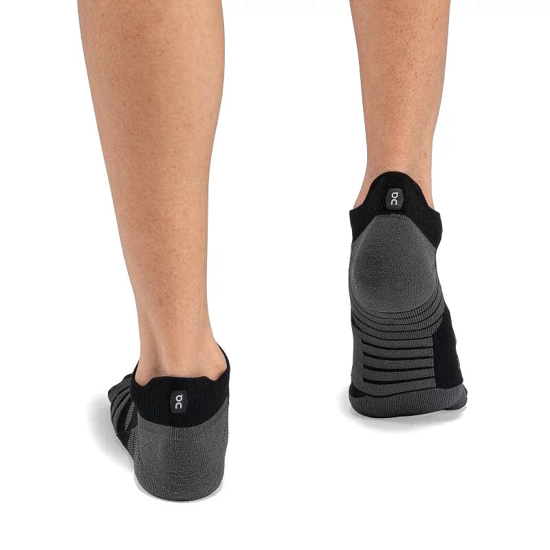 On Women's Performance Low Sock - Black/Shadow